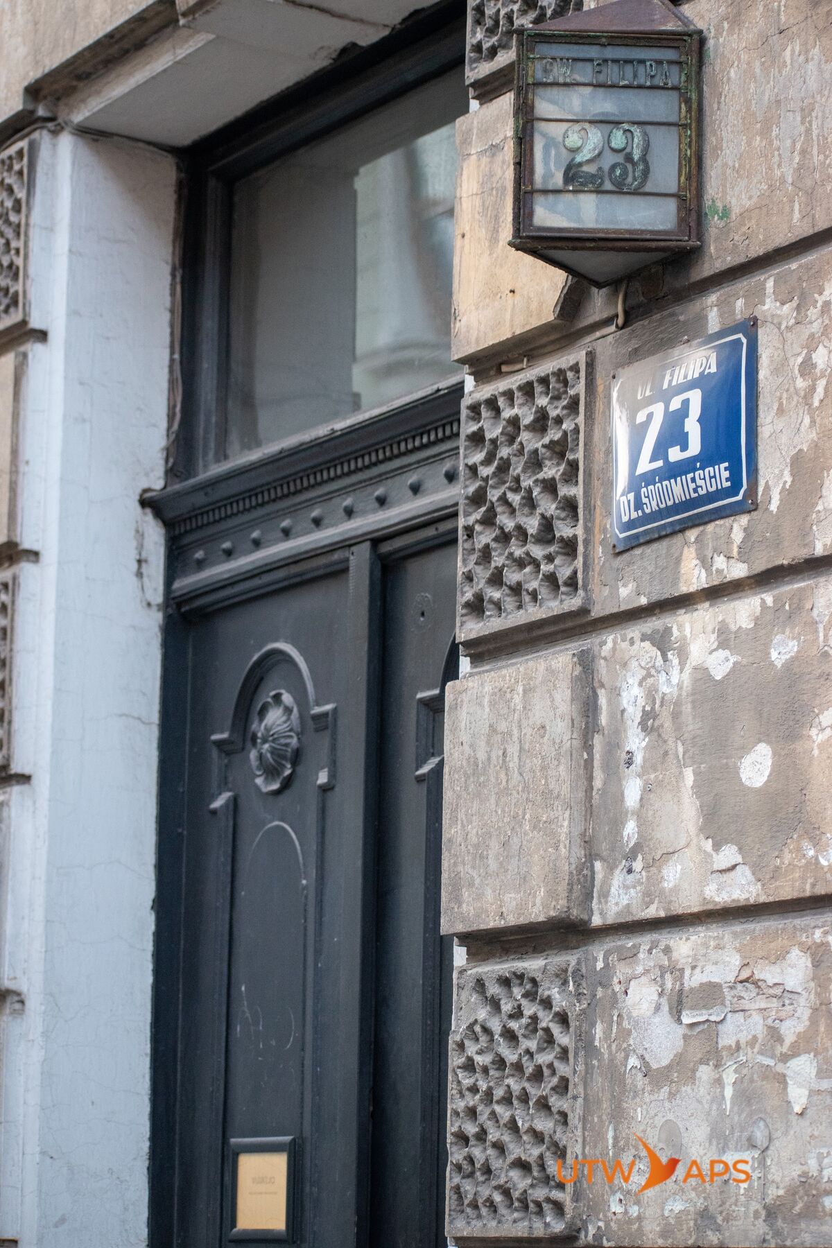 Ciemna brama kamienicy z tabliczką ulica św. Filipa 23