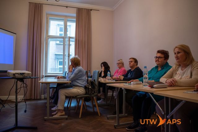 Kursanci na zajęciach w sali UTW APS w Krakowie