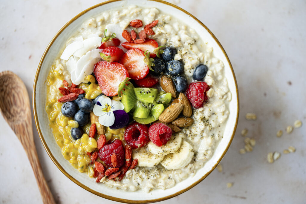 sniadanie owsianka super miska zdrowy styl zycia - Uniwersytet Trzeciego Wieku Online