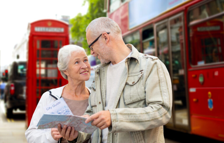 koncepcja rodziny wieku turystyki podrozy i ludzi starsza para z mapa na tle ulicy miasta londyn - Uniwersytet Trzeciego Wieku Online